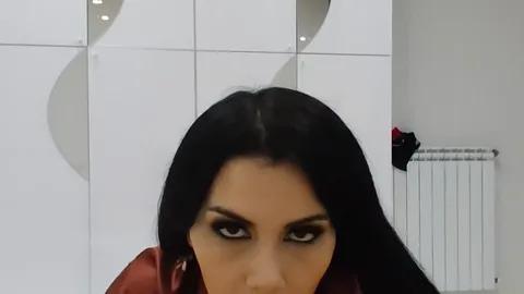 Balıketli hatun, gizlice dayanamadı