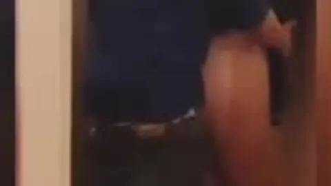 Çabuk kocam gelmeden diyor