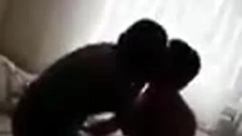 Evli kadını yatağa atmış sikiyor