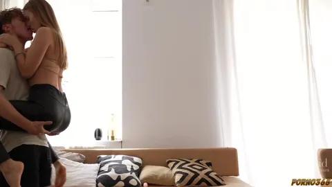 Kapılar kapalıyken esmer kadın doyasıya yaşadı