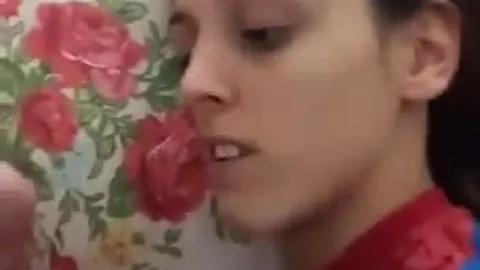 Kızın farklı bir çekiciliği  var ve çok mutlu