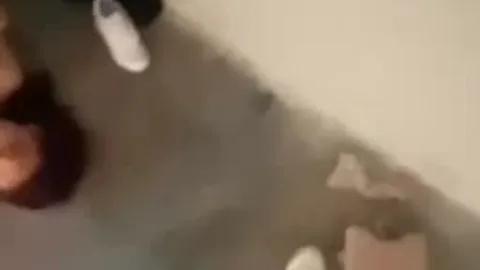 Kuaför kadın banyoda gizli çekimde