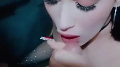 Komşu kızı bu akşam çok cesurdu, gizli bir durum içinde!